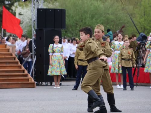 Җиңү килде җирне нурга күмеп, Шатлык белән күзне чылатып!