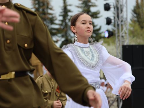 Җиңү килде җирне нурга күмеп, Шатлык белән күзне чылатып!