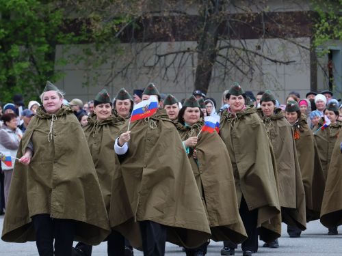 Җиңү килде җирне нурга күмеп, Шатлык белән күзне чылатып!