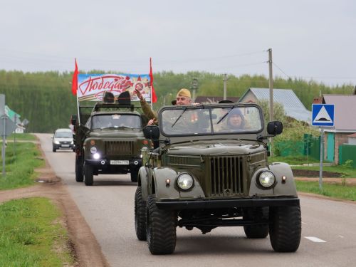 Җиңү килде җирне нурга күмеп, Шатлык белән күзне чылатып!