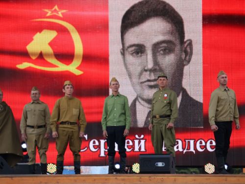 Җиңү килде җирне нурга күмеп, Шатлык белән күзне чылатып!