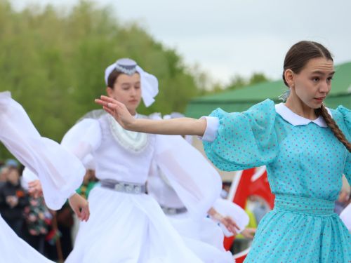 Җиңү килде җирне нурга күмеп, Шатлык белән күзне чылатып!