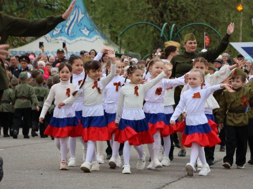 Җиңү килде җирне нурга күмеп, Шатлык белән күзне чылатып!