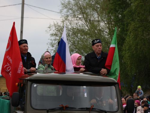 Җиңү килде җирне нурга күмеп, Шатлык белән күзне чылатып!