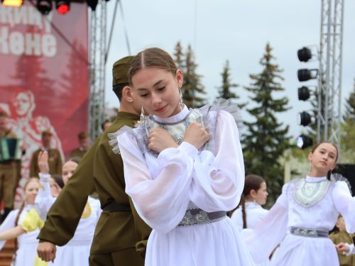 Җиңү килде җирне нурга күмеп, Шатлык белән күзне чылатып!