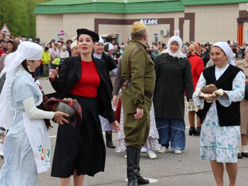 Җиңү килде җирне нурга күмеп, Шатлык белән күзне чылатып!