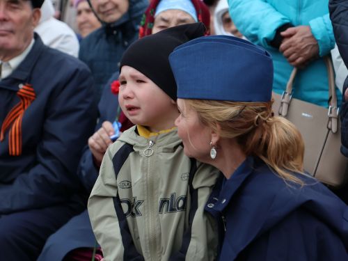 Җиңү килде җирне нурга күмеп, Шатлык белән күзне чылатып!