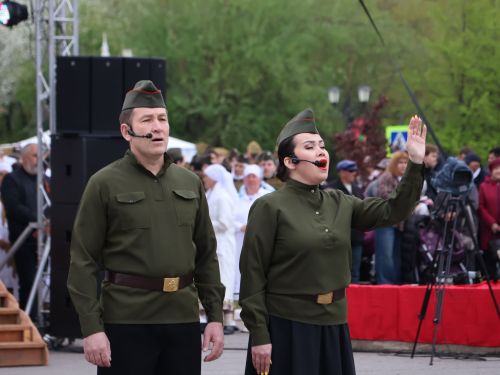 Җиңү килде җирне нурга күмеп, Шатлык белән күзне чылатып!