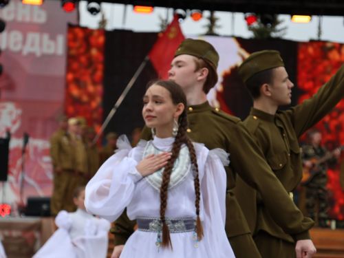 Җиңү килде җирне нурга күмеп, Шатлык белән күзне чылатып!