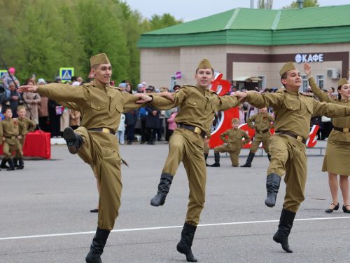Җиңү килде җирне нурга күмеп, Шатлык белән күзне чылатып!