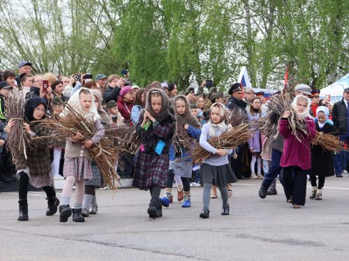 Җиңү килде җирне нурга күмеп, Шатлык белән күзне чылатып!