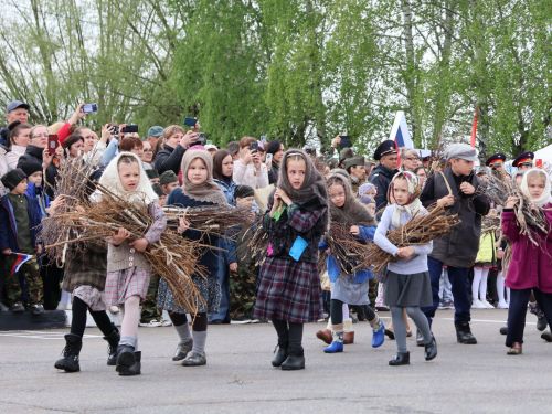 Җиңү килде җирне нурга күмеп, Шатлык белән күзне чылатып!