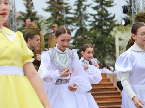 Җиңү килде җирне нурга күмеп, Шатлык белән күзне чылатып!