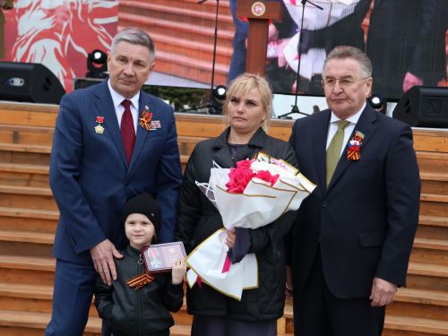 Җиңү килде җирне нурга күмеп, Шатлык белән күзне чылатып!