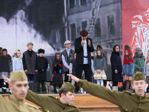 Җиңү килде җирне нурга күмеп, Шатлык белән күзне чылатып!