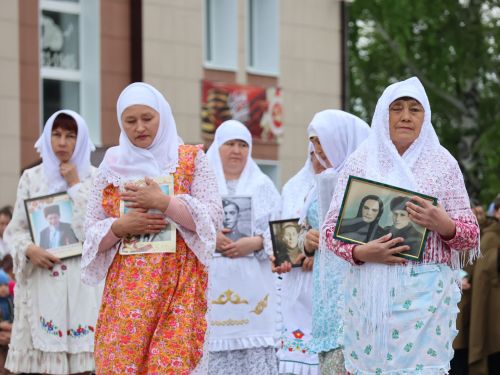 Җиңү килде җирне нурга күмеп, Шатлык белән күзне чылатып!