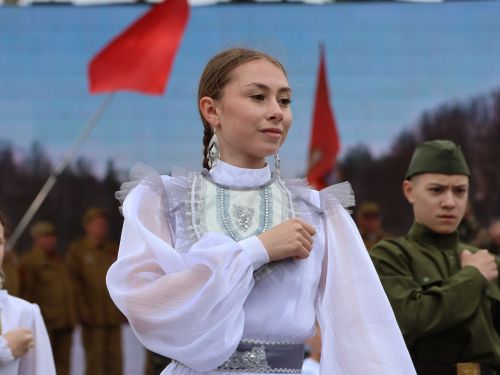 Җиңү килде җирне нурга күмеп, Шатлык белән күзне чылатып!