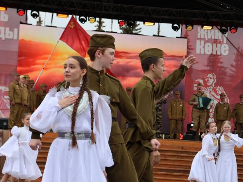 Җиңү килде җирне нурга күмеп, Шатлык белән күзне чылатып!