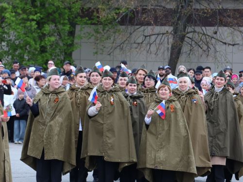 Җиңү килде җирне нурга күмеп, Шатлык белән күзне чылатып!