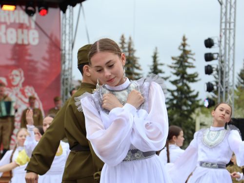 Җиңү килде җирне нурга күмеп, Шатлык белән күзне чылатып!