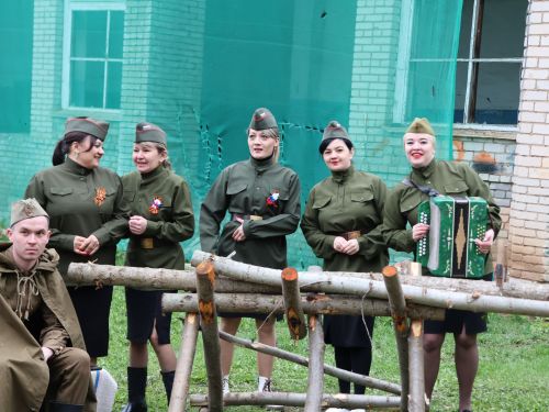 Җиңү килде җирне нурга күмеп, Шатлык белән күзне чылатып!
