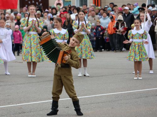 Җиңү килде җирне нурга күмеп, Шатлык белән күзне чылатып!