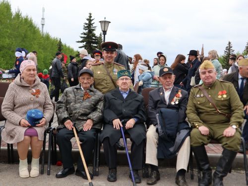Җиңү килде җирне нурга күмеп, Шатлык белән күзне чылатып!