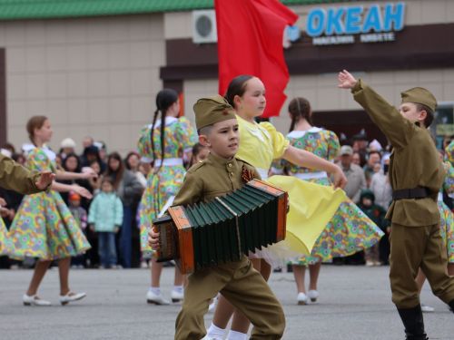 Җиңү килде җирне нурга күмеп, Шатлык белән күзне чылатып!