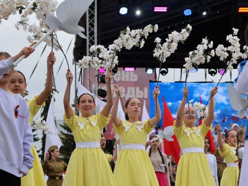 Җиңү килде җирне нурга күмеп, Шатлык белән күзне чылатып!