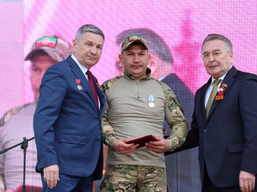 Җиңү килде җирне нурга күмеп, Шатлык белән күзне чылатып!