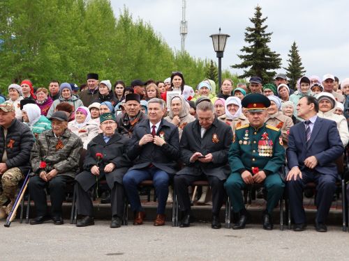 Җиңү килде җирне нурга күмеп, Шатлык белән күзне чылатып!