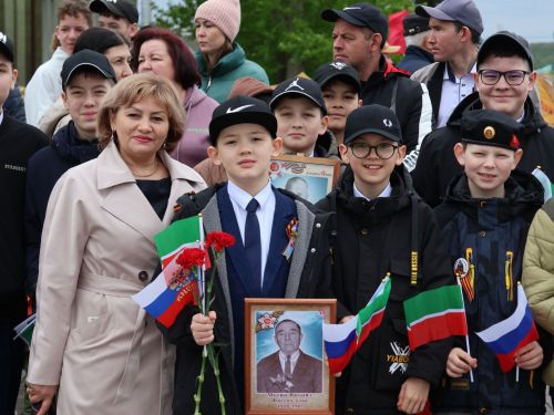 Җиңү килде җирне нурга күмеп, Шатлык белән күзне чылатып!