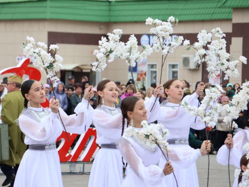 Җиңү килде җирне нурга күмеп, Шатлык белән күзне чылатып!