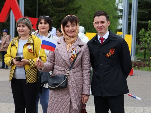 Җиңү килде җирне нурга күмеп, Шатлык белән күзне чылатып!