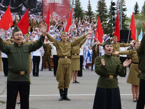 Җиңү килде җирне нурга күмеп, Шатлык белән күзне чылатып!