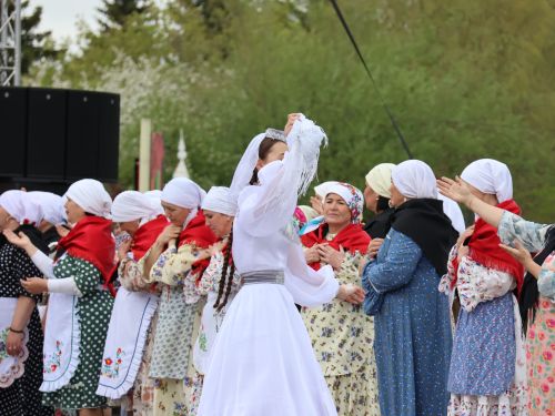 Җиңү килде җирне нурга күмеп, Шатлык белән күзне чылатып!