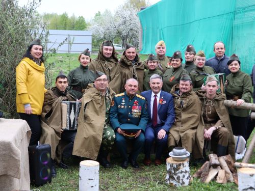 Җиңү килде җирне нурга күмеп, Шатлык белән күзне чылатып!