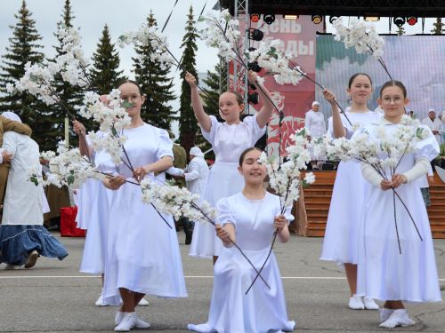 Җиңү килде җирне нурга күмеп, Шатлык белән күзне чылатып!