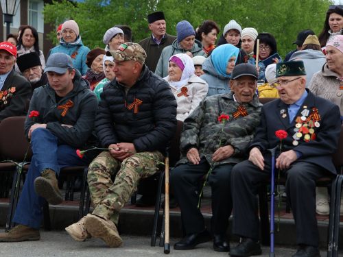 Җиңү килде җирне нурга күмеп, Шатлык белән күзне чылатып!