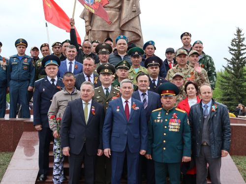 Җиңү килде җирне нурга күмеп, Шатлык белән күзне чылатып!