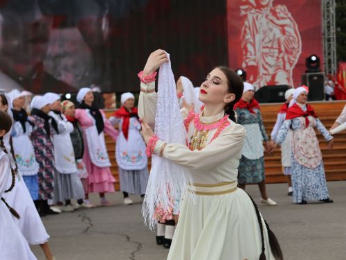 Җиңү килде җирне нурга күмеп, Шатлык белән күзне чылатып!