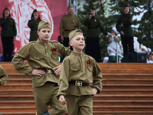 Җиңү килде җирне нурга күмеп, Шатлык белән күзне чылатып!