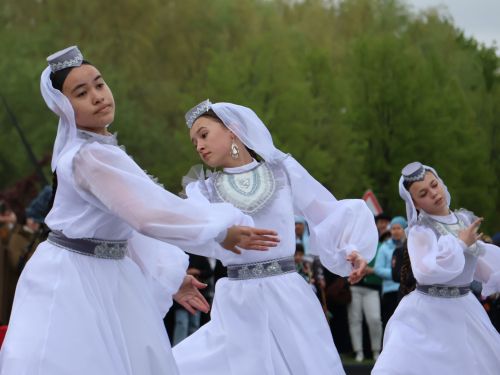 Җиңү килде җирне нурга күмеп, Шатлык белән күзне чылатып!