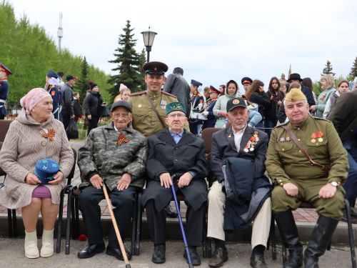 Җиңү килде җирне нурга күмеп, Шатлык белән күзне чылатып!
