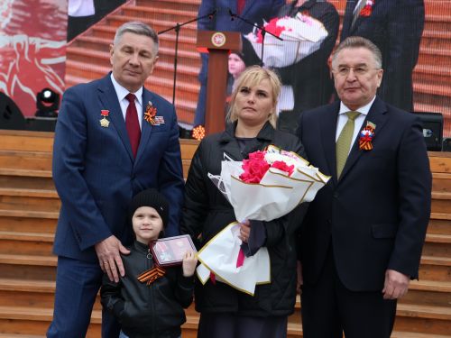 Җиңү килде җирне нурга күмеп, Шатлык белән күзне чылатып!