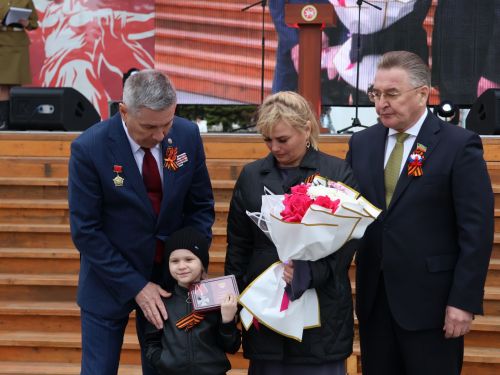 Җиңү килде җирне нурга күмеп, Шатлык белән күзне чылатып!