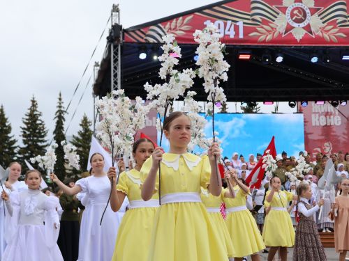 Җиңү килде җирне нурга күмеп, Шатлык белән күзне чылатып!
