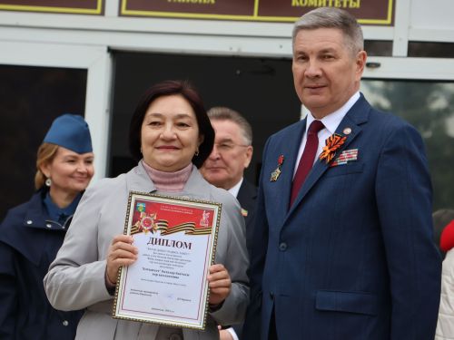 Җиңү килде җирне нурга күмеп, Шатлык белән күзне чылатып!