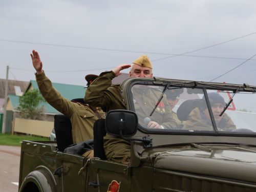 Җиңү килде җирне нурга күмеп, Шатлык белән күзне чылатып!