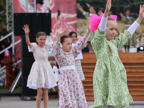 Җиңү килде җирне нурга күмеп, Шатлык белән күзне чылатып!